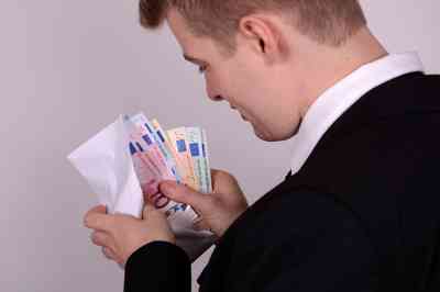 Mann mit Geldumschlag - © photo 5000 - stock.adobe.com