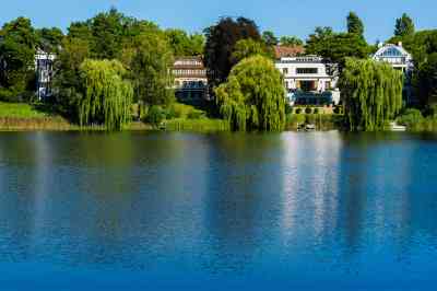 Immobilien entlang eines Flusses - © spuno - stock.adobe.com