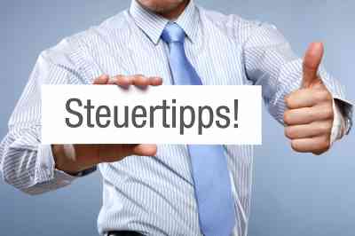 Hand mit Schild mit Aufschrift Steuertipps - © Coloures-Pic - stock.adobe.com
